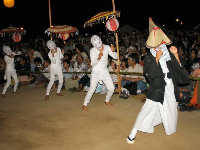 &lt;font color=&quot;#ff00ff&quot;&gt;&lt;strong&gt;姫島盆踊り&lt;/strong&gt;&lt;/font&gt;（姫島村）&lt;br&gt;&lt;span style=&quot;font-size:14px;&quot;&gt; 姫島盆踊りは、鎌倉時代の念仏踊りから派生したものと言われ、キツネ踊り、アヤ踊り、猿丸太夫、銭太鼓といった伝統踊りと、ユーモアや趣向を凝らした衣装などで見る人を楽しませてくれる創作踊りがあります。また、この2日間はフェリーの夜間臨時便も運航されます。&lt;hr&gt;&lt;span style=&quot;font-size:14px;&quot;&gt;&lt;strong&gt;【DATA】&lt;/strong&gt;&lt;br /&gt;開催日程：8月14日（木）、8月15日（金）&lt;br&gt;開催場所：姫島村（東国東郡姫島村1630番地の１）&lt;br&gt;問合せ：0978-87-2279（姫島村役場　水産・観光商工課）&lt;br&gt;&lt;a href=&quot; https://www.visit-oita.jp/events/detail/14025&quot; target=&quot;_blank&quot;&gt;&lt;font color=&quot;#0033ff&quot;&gt;詳細はこちら&lt;/font&gt;&lt;/a&gt;&lt;/span&gt;&lt;br&gt;&lt;br&gt;