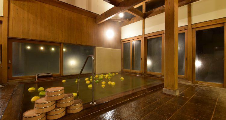 <span style="font-size:16px;"><a href="https://oniishi.com/oniishi-no-yu/ "> <span style="color:#C9F2E3;"><u>鬼石の湯</u></span></a><br > <span style="font-size:12px;"> 日本一のおんせん県の中でも特に湧出量が多い、べっぷ地獄めぐりが存在する地域としても有名な別府鉄輪(かんなわ)に位置する日帰りの入浴施設です。</span><br /> <span style="font-size:12px;"><span style="color:#FFFF00;">【スポット情報】</span><br /> 住所：大分県別府市鉄輪559-1 <br /> TEL：0977-27-6656 <br /> 営業時間：10:00~22:00(大浴場最終受付21:30) <br /> 定休日：毎月1日(1日が土日祝日の場合は、翌平日が休み) </span><br /><br>