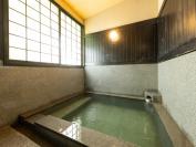 水に濡れた十和田石が特別な風合いを漂わせる「碧の湯」