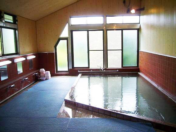 <font color="#800080"><strong>津房老人憩の家（津房温泉）</strong></font><br>安心院にある温泉の一つ津房老人憩の家。安心院エリア唯一の加水・加温なしの天然温泉でお湯は、ヌルヌルとして、熱いのが特徴。温泉は男女別の内湯と貸切風呂があり、地元の人に大人気。休憩スペースでは、畳の上でくつろげる。<hr><span style="font-size:14px;">【DATA】<br >・住所／宇佐市安心院町五郎丸373-1<br>・電話／0978-48-2037<br>・種類／内湯、貸切湯<br>・泉質／単純温泉<br><a href="https://www.city.usa.oita.jp/tourist/stayspa/spa/9997.html" target="_blank"><font color="#0033ff">詳細はこちら</font></a></span><br><br>