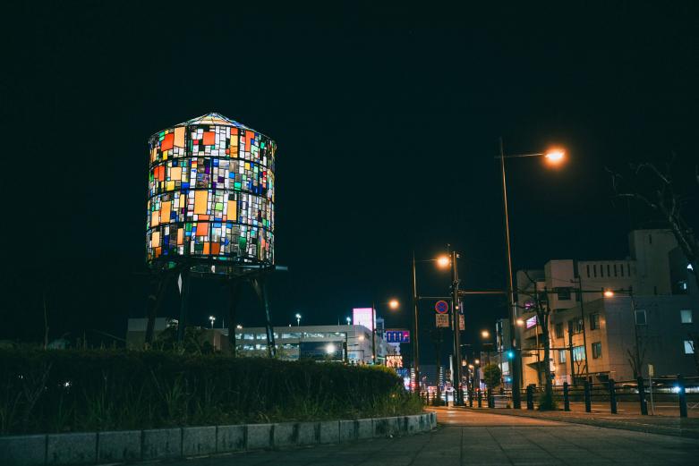 <span style="font-size:12px;"><font color="ffffff"> この作品は「水への感謝を象徴した作品」だそう。海沿いの国道に面した公園内に設置され、温泉という恵みを湛える別府にぴったりです。また「母なる自然からの贈り物を大事にしようという意思を込め、環境に敬意を表し守るため、そして、身の周りにあるものの美しさに目を向けるために、この作品は、廃材を集めて制作しました」とフルーインは語っています。<br> <br> この作品を実際に施工したのは、県内の鉄の加工業者が中心だったそう。ふだんは建物の構造物など、竣工すれば隠れてしまったり、あまり意識して人に見られるものではない部分をつくっている人たちが、ものづくりの力を発揮。いつもの仕事と同じように、いいものをつくりたいという思いと高い技術で作品づくりに取り組んだようです。</font></span><br><br>