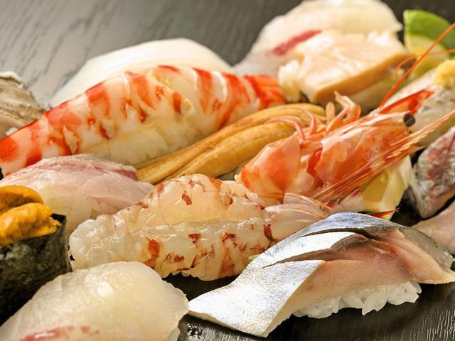 <font color="#ff1493"><strong>佐伯寿司</strong></font><br>佐伯市はリアス海岸が特徴の豊後水道を臨む日本有数の好漁場であることから、身が引き締まり、ほどよく脂がのったネタを使った質の高い寿司が評判です。職人の技と新鮮な魚で、美味しい佐伯寿司が味わえることから、県内外から多くの方が訪れます。<hr><span style="font-size:14px;"><strong>【DATA】 </strong><br /> 住所／佐伯市内各所<br>電話／0972-23-3400（佐伯市観光案内所）<br><a href="https://www.visit-saiki.jp/spots/detail/024b47fa-09ed-4e9e-a722-560ea0da97c3" target="_blank"><font color="#0033ff">詳細はこちら</font></a></span>