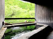 客室に備わった雰囲気も眺めも抜群の半露天風呂