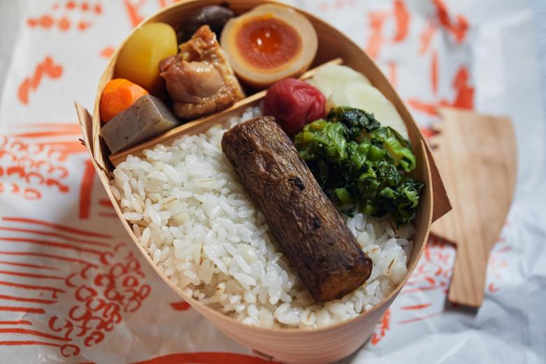 <span style="font-size:12px;"><font color="ffffff">〈日田きこりめし〉1180円。日田杉の丸太に見立てた大きなごぼうを、付属の日田杉のノコギリで切りながら食べるというユニークさが話題に。味も本格的で、弁当の中身はすべて地元・日田や九州産の食材にこだわっています。</font></span><br><br>