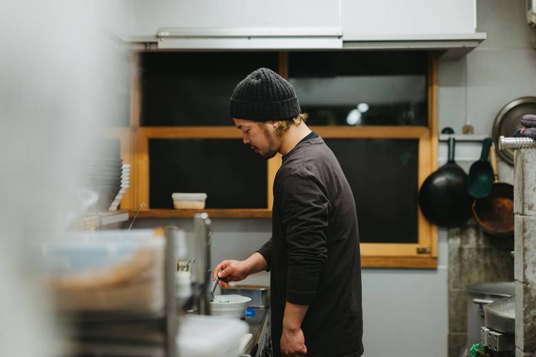 <span style="font-size:12px;"><font color="ffffff">福岡発の人気ラーメン店で修行を積んだ山本さん。名店仕込みの技術に裏打ちされた一杯に舌鼓を打ちましょう。<br> <br> 特に締めで人気があるという「醤油」は、大分生まれの地鶏「おおいた冠地どり」の鶏ガラで引いた出汁に、大分産の醤油ダレを合わせたスープがあとを引くラーメンです。そのスープに合わせるのが自家製の麺。全粒粉を練り込んだ風味豊かな麺は、啜り心地がよく、スープとの絡みも文句なし。<br> <br> 店主の山本智裕さんは「別府も九州なので、基本的には豚骨ラーメン文化圏ですが、うちでは醤油や塩のラーメンもリピーターが多いですね。“大分ラーメン”という言葉がない分、楽しみながら、自由にラーメンをつくっています」と和かに教えてくれました。</font></span><br><br>