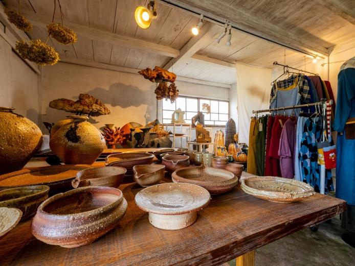 ▲ギャラリーには器やモニュメントまで幅広い作品が並ぶ