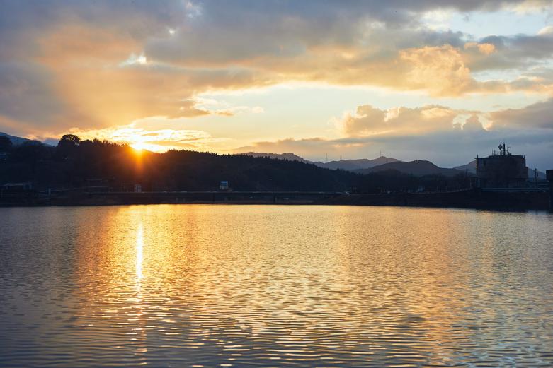 <span style="font-size:12px;"><font color="ffffff"> 〈うなぎ鷺邸〉の前、三隈川沿いの散歩道からの眺め。美しい夕暮れとともに日田の夜旅のスタートです。<br> <br> そんな日田のシンボルともいうべき、三隈川を眺めながら食事を楽しめるのが〈うなぎ鷺邸（ろてい）〉。1943（昭和18）年に建てられた歴史ある木造建築の店内からは、三隈川や川越しに広がる雄大な山々などの大パノラマが望めます。</font></span><br><br>