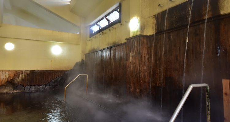 <span style="font-size:16px;"><a href="https://sujiyu-onsen.com/ "> <span style="color:#C9F2E3;"><u>日本一の打たせ湯 筋湯温泉</u></span></a><br > <span style="font-size:12px;"> 露天岩風呂「岩ん湯」檜の内湯「薬師湯」日本一の打たせ湯「うたせ大浴場」3つの浴場があり、約3メートルの高さから落ちる18本のうたせ湯が自慢の施設です。 </span><br /> <span style="font-size:12px;"><span style="color:#FFFF00;">【スポット情報】</span><br /> 住所：大分県玖珠郡九重町湯坪 筋湯温泉<br /> TEL：0973-73-5505 （九重町観光協会）<br /> 営業時間：6:00～21:30</span><br /><br>