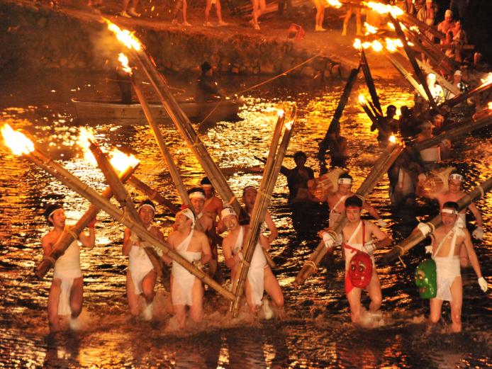 <font color="#800080"; span style="font-size:18px;"><strong>鷹栖観音鬼会（たかすかんのんおにえ）：宇佐市</strong></font><br>1,300年余の歴史を持つ伝統行事で、毎年1月4日に開催されます。鷹栖観音の「鬼会」は、締め込み姿で約2mの松明を掲げて厳寒の駅館川を渡り、高さ約10mのドンドに火をつけた後、松明を打ち合う勇壮な「水と火の祭り」で、1年の無病息災と五穀豊穣を祈願します。毎年1月10日には、この日に鷹栖観音堂をお参りすると千日お参りしたのと同じご利益があると云われている「鷹栖観音千日参り」も行われます。<hr>開催日／2026年1月4日（日）<br>開催場所／鷹栖観音堂周辺（宇佐市上拝田・山本）<br>問合せ／0978-32-6180（鷹栖観音運営委員会）<br><br>