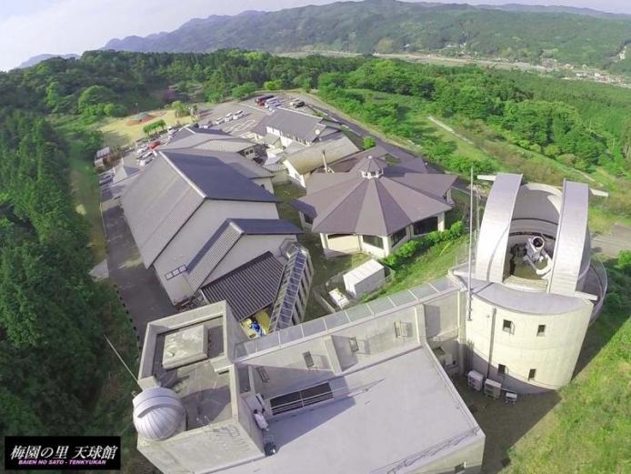 &lt;font color=&quot;#800080&quot;&gt;&lt;strong&gt;梅園の里天文台「天球館」&lt;/strong&gt;&lt;/font&gt;（国東市）&lt;br&gt;&lt;strong&gt;大型天体望遠鏡で星空散策&lt;/strong&gt;&lt;br&gt;県内最大の65cm反射望遠鏡には延長筒が取り付けられており、車いすの方の利用も安心です。天文グッズや宇宙食を販売するほか、天体撮影会・天文講座・工作教室も開催しています。&lt;br&gt;&lt;hr&gt;&lt;strong&gt;【DATA】&lt;/strong&gt;&lt;br&gt;住所：国東市安岐町富清2244／電話：0978-97-2655／アクセス：杵築ICから車で約25分&lt;br&gt;&lt;a href=&quot;https://tenkyukan.jimdofree.com/ &quot; target=&quot;_blank&quot;&gt;&lt;font color=&quot;#0033ff&quot;&gt;&lt;strong&gt;詳細はこちら&lt;/strong&gt;&lt;/font&gt;&lt;/a&gt;&lt;br&gt;&lt;br&gt;&lt;br&gt;