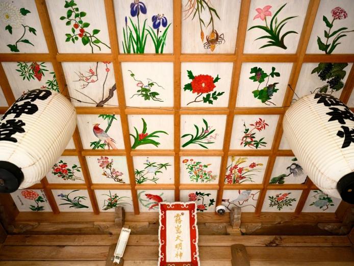 ▲拝殿には色鮮やかな天井絵が飾られています