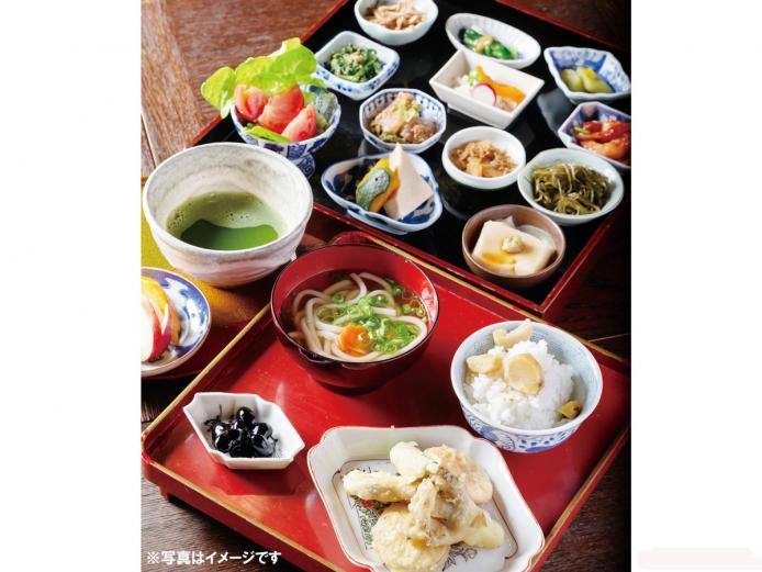 &lt;font color=&quot;#008000&quot;&gt;&lt;strong&gt;アートスペースカフェ 大蔵清水湯（竹田市）&lt;/strong&gt;&lt;/font&gt;&lt;br&gt;&lt;span style=&quot;font-size:14px;&quot;&gt; 江戸時代に建てられた米蔵が銭湯になった建物をリノベーションした食事処。湯舟や蛇口がそのまま残る店内はギャラリーとしても活用しています。人気の「季節の小鉢セット」は、いろんなおかずがちょっとずつ味わえてボリュームも満点です。八百屋を営んでいることもあり、新鮮で旬な野菜やフルーツがたっぷりなのも、嬉しい限り。&lt;/font&gt;&lt;/span&gt;&lt;br&gt;&lt;br&gt;&lt;br&gt;