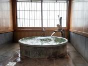 内湯（小）は愛らしい陶器の丸風呂が好評