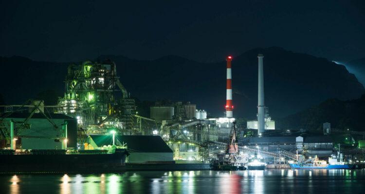 <span style="font-size:16px;"><a href="https://www.visit-oita.jp/topics/detail/586 "> <span style="color:#C9F2E3;"><u>津久見湾工場地帯</u></span></a><br > <span style="font-size:12px;">お薦めの撮影ポイントは、つくみん公園と堅浦エリア。カメラを通して映る津久見の工場夜景は、肉眼とはひと味違う、じんわりと趣深い光と水の共演を映し出してくれます。</span><br /> <span style="font-size:12px;"><span style="color:#FFFF00;">【スポット情報】</span><br /> 住所：大分県津久見市港町8-4142-153　※つくみん公園から工場地帯が見渡せます。</span><br /><br>