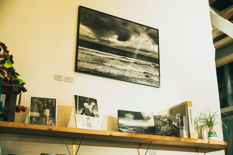 <span style="font-size:12px;"><font color="ffffff"> 別府を撮り続ける写真家、藤田洋三さんの作品や写真集が並びます。<br> <br> そもそも、HAJIMARI Beppuのコンセプトには、県外や海外から来た人と別府との“はじまり”の場所になりたいという思いがあるそう。夫である光浦高史さんとともに〈DABURA.m〉という建築事務所でこの場所を運営する坂本さんは、「この場所に若い人たちに集まってもらいたい。みんなでまちを盛り上げるような、別府を楽しんでもらえるような場所になりたいと思っています」と話します。</font></span><br><br>