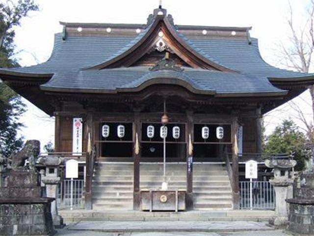 <font color="#800080"><strong>大原八幡宮</strong></font>（日田市）<br>大帯比売命（神功皇后）、誉田別尊（応神天皇）、比売大神を祀る県下有数の規模を誇る八幡宮。680年に靱負郷岩松ヶ峰（天瀬町鞍形尾）に示現された八幡神を祀ったのが起源とされています。境内最古の建築物である楼門は貞享4年（1687年）、拝殿・幣殿・本殿は寛政6年（1794年）の築造といわれています。<hr><span style="font-size:14px;">【DATA】<br />住所／日田市田島184<br>問合せ／0973-23-8951（大原八幡宮）<br><a href="https://www.oidehita.com/archives/283" target="_blank"><font color="#0033ff">HPはこちら</font></a></span><br><br>