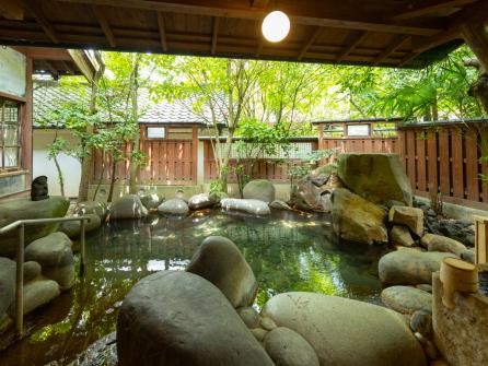 木漏れ日が輝く「岩魚の湯」。自然に包まれながらゆったりと体を温めて