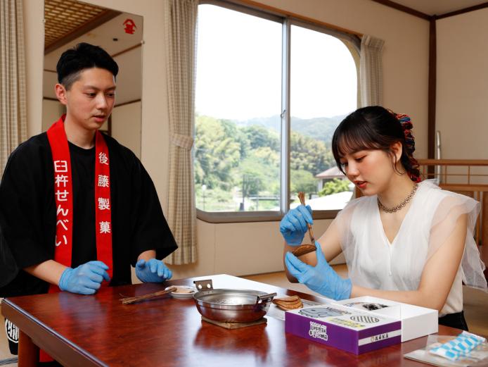 ▲「臼杵せんべい手塗り体験」は事前予約制。料金は中学生以上880円、小学生550円、幼児無料（保護者同伴）