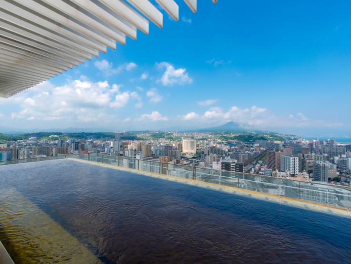 <font color="#800080"><strong>シティスパてんくう</strong></font><br>大分駅ビル「JRおおいたシティ」の最上階にある温泉施設。地上80mの展望露天風呂からは、豊かな海と山の大パノラマが望め、絶景と共に天然温泉と高濃度炭酸泉の湯が楽しめる。サウナやヒーリングスパ、ボディケアといったリラクゼーション施設も充実。<hr><span style="font-size:14px;">【DATA】<br >・住所／大分市要町1-14おおいたｼﾃｨ19～21F<br>・電話／097-513-2641<br>・種類／内湯、露天、サウナ<br>・泉質／単純温泉<br><a href=" https://www.jroitacity.jp/cityspatenku/" target="_blank"><font color="#0033ff">詳細はこちら</font></a></span><br><br>