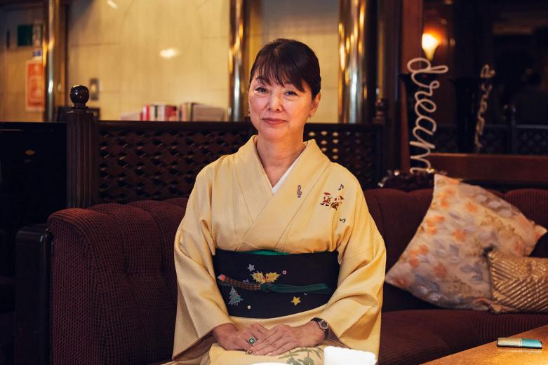 <span style="font-size:12px;"><font color="ffffff"> 「先代から店を引き継いで18年。当時シングルマザーで食べ盛りの息子を抱えていた私に仕事をくれたのが、この都町でした。恩返ししたくて、まず〈MEMBERS彩〉のママ・和田久美子さん（※次のお店で登場）にお声がけしたらご快諾いただき、次第に賛同メンバーが増えてきました」</font></span><br><br>