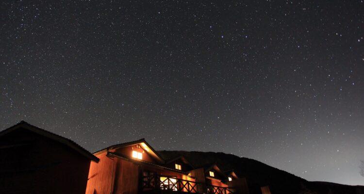 <span style="font-size:16px;"><a href="https://www.resonate.co.jp/"> <span style="color:#C9F2E3;"><u>レゾネイトクラブくじゅう</u></span></a><br > <span style="font-size:12px;"> 久住高原の自然に囲まれたリゾートホテル。和洋さまざまな客室があり、ペットと一緒に宿泊できる客室や「レゾネイトグランピング星の丘」が新設された。自然の中で星空観賞を楽しんで。</span><br /> <span style="font-size:12px;"><span style="color:#FFFF00;">【スポット情報】</span><br /> 住所：大分県竹田市久住町有氏1773<br /> TEL：0974-76-1223<br /> 営業時間：温泉 宿泊者 6:00～10:00、12:00～深夜0:00、日帰り温泉 12:00〜19：00（最終受付時間変更有）</span><br /><br>