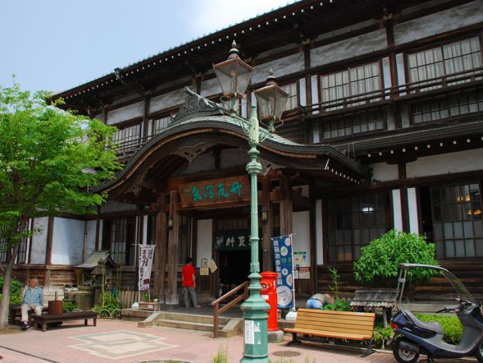 <font color="#800080"><strong>竹瓦温泉</strong></font><br>別府温泉のシンボル的存在でもある唐破風造の建物が印象的な浴場。内湯と砂湯があり、砂湯に仰向けに寝ると、砂掛けさんが温泉で温められた砂を丁寧に掛けてくれる。昭和初期のイメージを残したロビーは、湯上りにくつろげるスペースとなっている。<hr><span style="font-size:14px;">【DATA】<br >・住所／別府市元町16-23<br>・電話／0977-23-1585<br>・種類／内湯<br>・泉質／ナトリウム・カルシウム・マグネシウム－塩化物・炭酸水素塩泉ほか<br><a href=" https://www.city.beppu.oita.jp/sisetu/shieionsen/detail4.html " target="_blank"><font color="#0033ff">詳細はこちら</font></a></span><br><br>