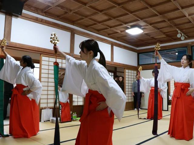&lt;font color=&quot;#ff00ff&quot;&gt;&lt;strong&gt;宇佐神宮巫女体験&lt;/strong&gt;&lt;/font&gt;（宇佐市）&lt;br&gt;&lt;span style=&quot;font-size:14px;&quot;&gt; 宇佐神宮御鎮座1300年を記念して、宇佐神宮巫女体験を実施します。巫女とは、白衣に緋袴姿、神事で舞や歌を神様に奉納する女性です。宇佐神宮の巫女体験では、巫女装束で清めの後、所作指導を受け、神楽舞の体験を行い、本殿での正式参拝や神楽奉納に参列できます。【最小催行人員】5名（最大15名）&lt;br&gt;※未婚の女性限定　※身長150cm以上　宗教上の理由で参加できない場合があります。詳細はHPをご覧ください。&lt;hr&gt;&lt;span style=&quot;font-size:14px;&quot;&gt;&lt;strong&gt;【DATA】&lt;/strong&gt;&lt;br /&gt;開催日程：7月10日（木）&lt;br&gt;開催場所：宇佐神宮・儀式殿（大分県宇佐市南宇佐2859）&lt;br&gt;問合せ：0978-33-3433（宇佐神宮御鎮座1300年奉祝・勅祭記念事業実行委員会）&lt;br&gt;&lt;a href=&quot;https://www.city.usa.oita.jp/section/usa1300/miko-experience.html&quot; target=&quot;_blank&quot;&gt;&lt;font color=&quot;#0033ff&quot;&gt;詳細はこちら&lt;/font&gt;&lt;/a&gt;&lt;/span&gt;&lt;br&gt;&lt;br&gt;