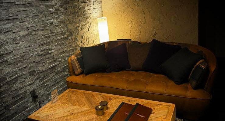 <span style="font-size:16px;"><a href="https://www.instagram.com/clainbegin_official/"><span style="color:#C9F2E3;"><u>ショットバー クレインビギン</u></span></a><br ><span style="font-size:12px;"> 「クレインビギン＝小さな始まり」という意味。落ち着いた雰囲気の本格的な店内は、「カウンター・ボックス・ラウンジ」の３種席があり、美酒を仲間達とで「特別な時間の夜」の始まりを過ごしてみて。</span><br /><span style="font-size:12px;"><span style="color:#FFFF00;">【スポット情報】</span><br />住所：大分県臼杵市臼杵掛町535<br />TEL：なし<br />営業時間：20:30〜深夜3:00<br />定休日：日・月曜</span><br /><br>