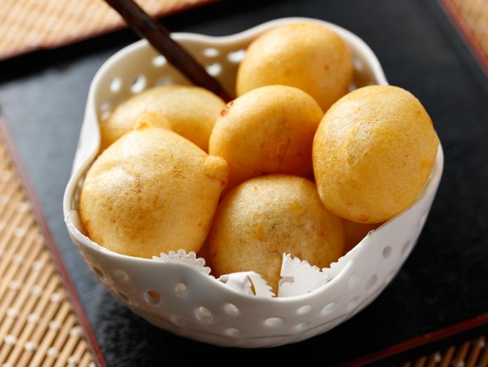 自然な甘みともちもち食感<br><font color="#800080"><strong>『田舎食堂 いいとこ焙』の「地瓜球」</strong></font><br>サツマイモを練って丸くして揚げた台湾のドーナツ「地瓜球（ディーグゥアーチョウ）」。外はカリッと、中はモチモチで噛めば噛むほど甘みが感じられます。店主が丁寧にドリップしてくれるコーヒーと一緒にどうぞ。<br><span style="font-size:14px;"><strong>【DATA】</strong><br>住所／玖珠町森4343-5<br>電話／090-3282-4337<br>営業時間／11:30～16:00 ※ﾗﾝﾁは14:00まで<br>休み／火・水曜 ※冬季（1～2月）は休業<br>駐車場／10台<br>交通アクセス／玖珠ICから車で約10分、JR豊後森駅から車で約10分<br><a href="https://kusu-tourism.jp/kusu_taiwanhanten/" target="_blank"><font color="#0033ff"> HPはこちら</font></a></span><br><br>