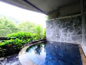 「大湯殿」にある露天風呂。目を瞑り、自然のBGMに耳を傾けて