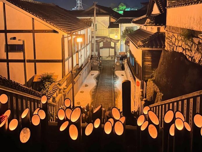 <font color="#800080"><strong>大分三大竹あかり</strong></font><br>大分県は「マダケ」の竹材生産量が日本一です。その上質な竹を使い、美しい竹灯りで大分県を盛り上げようと始まったのが「おおいた三大竹あかり」です。竹灯りイベントの先駆けとなった臼杵市を皮切りに、日田市、竹田市で開催されます。詳細は、各イベントのHPをご覧ください。<hr><span style="font-size:14px;">【DATA】<br ><strong>うすき竹宵</strong><br >期間／11月1日（土）、2日（日）<br >場所／二王座など市内中心部<br ><strong>千年あかり</strong><br >期間／11月7日（金）～9日（日）<br >場所／豆田地区、丸山地区、花月川河川敷<br ><strong>たけた竹灯籠「竹楽」</strong><br >期間／11月21日（金）～23日（日・祝）<br >場所／城下町一円