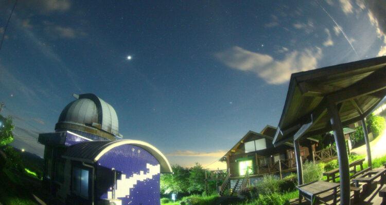 <span style="font-size:16px;"><a href="https://o-sinkou.jimdofree.com/"> <span style="color:#C9F2E3;"><u>よこだけキララ館</u></span></a><br > <span style="font-size:12px;"> 『横岳自然公園』内にある天体観察施設。県内で活躍した天文関連機器を展示しており、星空案内人が40cm反射望遠鏡で天空の世界へ誘います。</span><br /> <span style="font-size:12px;"><span style="color:#FFFF00;">【スポット情報】</span><br /> 住所：大分県杵築市大田波多方4448-1<br /> TEL：0978-52-3146(横岳自然公園)<br /> 営業時間：19:30～22:00(21:30まで受付)<br /> 定休日：火曜 ※一般公開日は土曜と連休、他は要予約、悪天候時は休館</span><br /><br>