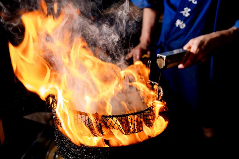 <span style="font-size:12px;"> 『まんとく』のメインは、炭火焼き・たたき・刺し身の3品のみと潔く、素材の良さが際立ちます。<br> 目の前で焼かれるモモ肉は、皮はパリッと香ばしく、身は噛むほどにジューシー。炭火ならではの香りと熱気、焼き場のライブ感が、食欲を一層そそります。</span><br><br>