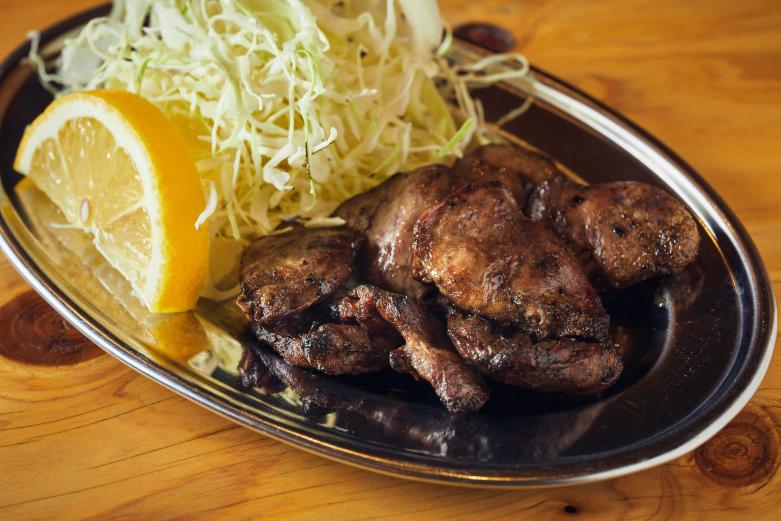 <span style="font-size:12px;"><font color="ffffff">「鶏ハツ焼き」462円。<br> <br> ところで素朴な疑問。〈大金星〉のキモは、なぜ串に刺さないのでしょう？<br> <br> 「うちはラーメンを出していることもあり、遅い時間にシメ目的で訪れるお客さんも多いんです。その時間だと焼き鳥が注文されづらく、工夫してみました。串ナシなどみんなでシェアしやすいし、ロスも減りましたね」</font></span><br><br>