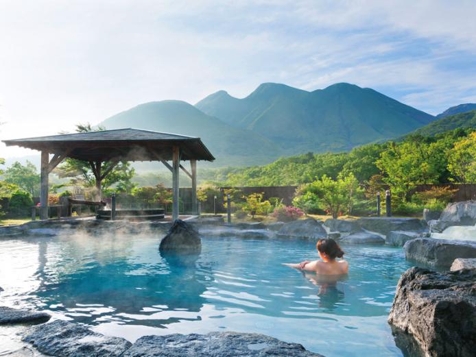 <font color="#800080"><strong>九重星生ホテル「山恵の湯」</strong></font><br>露天風呂からは雄大なくじゅう連山を望み、春はミヤマキリシマ、夏は新緑、秋は紅葉、冬は雪景色･･･と四季折々の姿が見られる。敷地内には16種類の湯船があり、4種の天然温泉が溢れている。特に酸性緑礬泉はph2.1の強酸性泉で、皮膚病や胃腸に効くと言われている。<hr><span style="font-size:14px;">【DATA】<br >・住所／玖珠郡九重町大字田野230<br>・電話／0973-79-3111<br>・種類／内湯、露天<br>・泉質／硫黄泉、単純温泉、酸性緑礬泉、冷鉱硫黄泉<br><a href=" https://hosshouhotel.co.jp/" target="_blank"><font color="#0033ff">詳細はこちら</font></a></span><br><br>