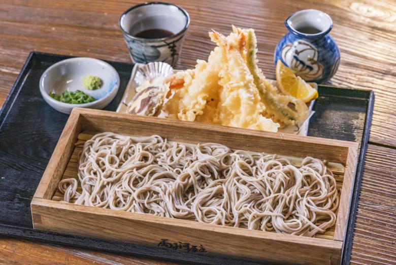 こちらも人気の「天ざる蕎麦」（1350円）