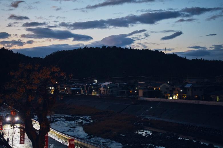 <span style="font-size:12px;"><font color="ffffff">窓を開けると、目の前に広がるのは「花月川」。せせらぎの音を聞きながら1日を振り返ってみては。<br> <br> 〈水処稀荘〉を拠点に大分や福岡など九州各地へ旅行をする人が多いのだとか。 「お客さんの多くは2泊以上泊まり、長期滞在する方も多いです。２時間あれば九州のさまざまな場所へ行けるので、拠点にするのに便利なんです。僕も旅行が好きなのでいろいろな場所に行きますが、まるで家のように”拠点”として滞在できる宿は珍しいし、〈水処稀荘〉に訪れることを目的にして、そこから旅のプランを練るような、そんな唯一無二の場所になれたら」と瀬戸口さん。宿を拠点に地元食材を味わいながら、近隣の飲食店を巡ったり、日田散策を楽しんでほしいという思いから〈水処稀荘〉では、ミシュランビブグルマンに選ばれている〈和食工房 新〉の食事付きのプランも。</font></span><br><br>