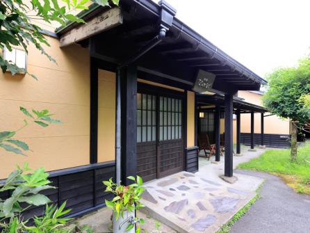 竹林に囲まれた静寂の湯宿。新緑、紅葉の時期は特に美しい