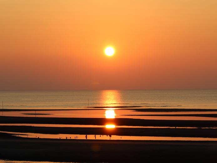 ▲「日本の夕陽百選」に選ばれている真玉海岸