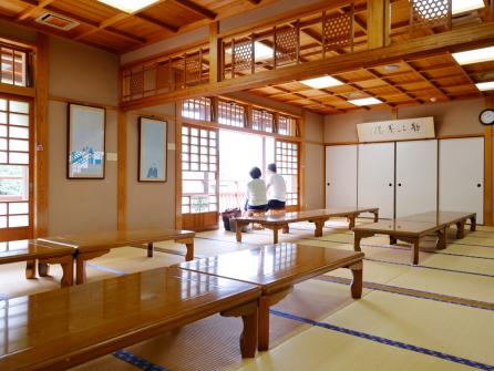 手足をのばしてくつろげる、無料の休憩室
