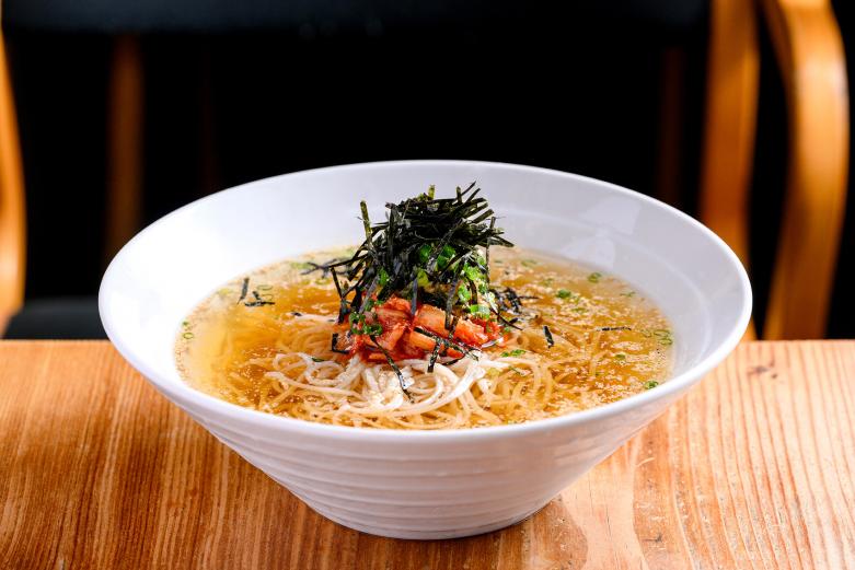 <span style="font-size:12px;"> 酒のアテにピッタリな「冠地どりの肝酢あえ」600円や、蕎麦に一ひねり加えた「蕎麦屋の冷麺」1400円 など、気になるメニューもいろいろあります。</span><br><br>