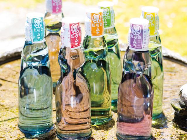 <font color="#ff1493"><strong>原次郎左衛門蔵</strong></font><br>明治32年創業の老舗味噌醤油蔵が作るカラフルな「虹色ラムネ」。野菜や花から抽出した天然色素を使用しているため、光にあたると徐々に色が消えていく様子から、この名前が付けられたのだとか。日田の天然水を使用していて、すっきりとした味わいです。<hr><span style="font-size:14px;"><strong>【DATA】 </strong><br /> 住所／日田市中本町5-4<br>電話／0973-23-4145<br>駐車場／15台<br>アクセス／日田ICから車で約10分<br /><a href="https://oidehita.com/archives/361" target="_blank"><font color="#0033ff">詳細はこちら</font></a></span>