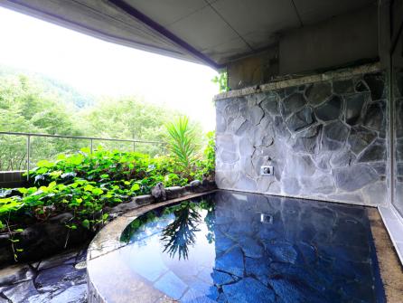 「大湯殿」にある露天風呂。目を瞑り、自然のBGMに耳を傾けて