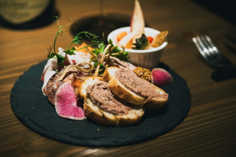 <span style="font-size:12px;">肉、魚とガッツリ系のメインから本日のリゾットまで平らげれば、胃袋も心も大満足。けれど、デザートは別腹です。<br> 「うちのはひと味違うと思いますよ！」という五嶋シェフの声に導かれるまま、焼き立てフィナンシェ（６個900円）をぜひ。</span><br><br>