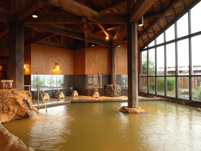 <font color="#800080"><strong>レゾネイトクラブくじゅう</strong></font><br>大浴場「紅殻之湯(べんからのゆ)」は天井が高く、壁一面の窓から見える高原の雄大な景色が魅力的。ややとろみのあるやわらかな茶褐色の湯は、天然の保湿成分であるメタケイ酸を豊富に含み、美人の湯としても人気。館内レストラン利用で入浴料の割引もあり。<hr><span style="font-size:14px;">【DATA】<br >・住所／竹田市久住町有氏1773-25<br>・電話／0974-76-1223<br>・種類／内湯、露天、貸切湯<br>・泉質／炭酸水素塩泉<br><a href="https://www.resonate.co.jp/" target="_blank"><font color="#0033ff">詳細はこちら</font></a></span><br><br>