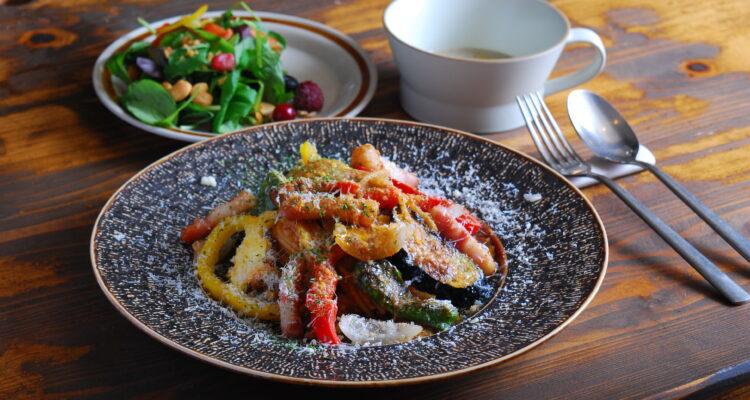 <span style="font-size:16px;"><a href="https://www.instagram.com/kippo.utakata.spa.nagayu/"><span style="color:#C9F2E3;"><u>喫泡うたかた</u></span></a><br ><span style="font-size:12px;"> 古民家を利用した空間が落ち着く喫茶室。調理に長湯温泉の炭酸泉を使うことで素材の味が引き出されるそう。テラスからののどかな景色にも癒やされる。</span><br /><span style="font-size:12px;"><span style="color:#FFFF00;">【スポット情報】</span><br />住所：大分県竹田市直入町長湯7993-2<br />TEL：0974-75-2272<br />営業時間：11：00～16：00（LO15：00）／18：00～22：00(フードLO20：00)※予約制<br />定休日：月・火曜※ほか臨時休業あり</span><br /><br>