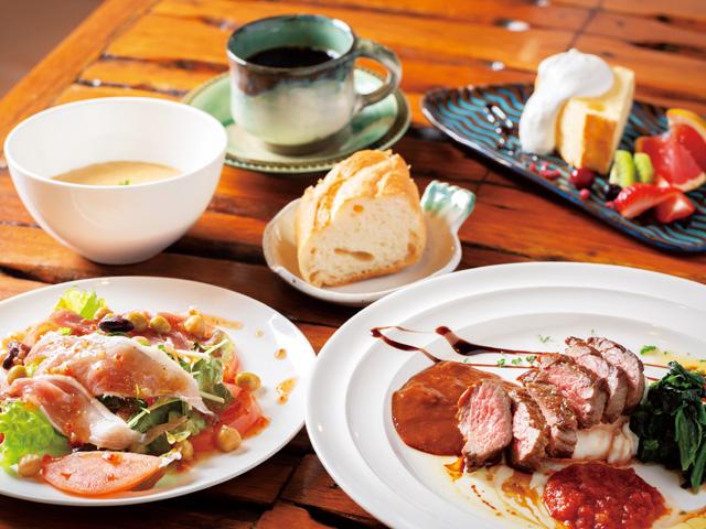 <font color="#ff1493"><strong>裏リッチヒルズ</strong></font><br>築百年の古民家をリノベーションしたレトロな佇まいのお店。サラダオードブル、日替わりスープ、ドリンクが付く人気のランチは、メインを数種類から選べてボリュームも満点（デザートはプラス料金）！夜はお酒にピッタリなメニューがズラリと並びます。<hr><span style="font-size:14px;"><strong>【DATA】 </strong><br /> 住所／日出町大字豊岡992-1<br>電話／0977-85-7344<br>駐車場／10台<br>アクセス／日出ICから車で約10分<br /><a href="https://hijinavi.com/spots/detail/108" target="_blank"><font color="#0033ff">詳細はこちら</font></a></span>