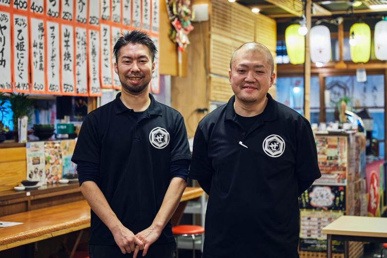 <span style="font-size:12px;"><font color="ffffff">店長の林田晋平さん（写真右）と、焼き場担当の副店長の江口さんがお出迎え。</font></span><br><br>