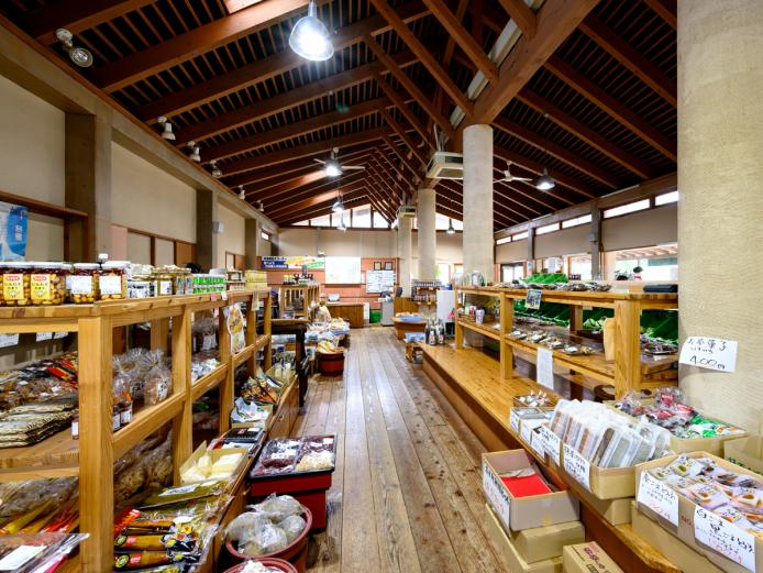 ▲地元の新鮮野菜や特産品が並ぶ