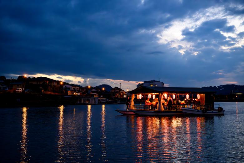 <span style="font-size:12px;">川面に映る提灯の光、船上でいただく地元料理、そして迫力の「鵜飼」。屋形船はただの“観光”ではなく、歴史と夜景が混ざり合ったエモーショナルな体験でした。 「ちょっと特別な夜を過ごしたい」「旅行で思い出を残したい」そんなときにぴったり。友達同士でも、カップルでも、きっと忘れられない夜になるはずです。</span><br><br>